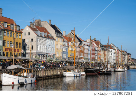 ニューハウンのカラフルな街並み／コペンハーゲン，デンマーク 127907281
