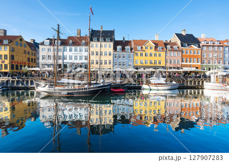 ニューハウンのカラフルな街並み／コペンハーゲン，デンマーク 127907283