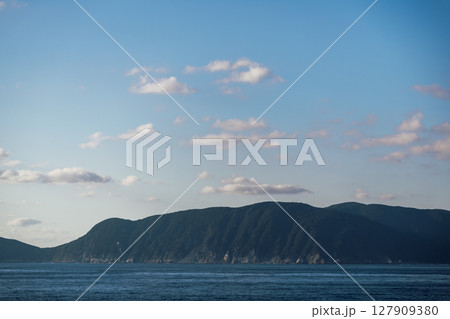 【東京九州フェリーはまゆう新門司行　高知県沖の島沖を航行】 127909380