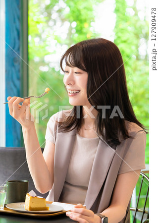 カフェでケーキを食べる女性 カフェでケーキを食べる女性 127909478