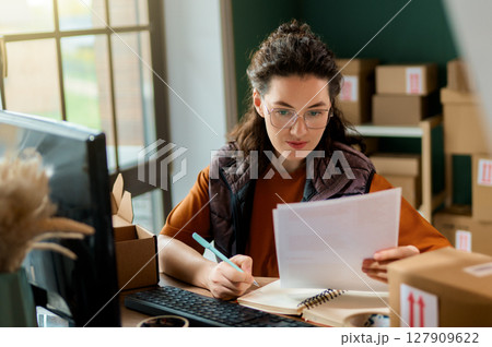 Woman working in a warehouse 127909622