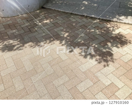 街角の木漏れ日の影 街角の木漏れ日の影 127910160