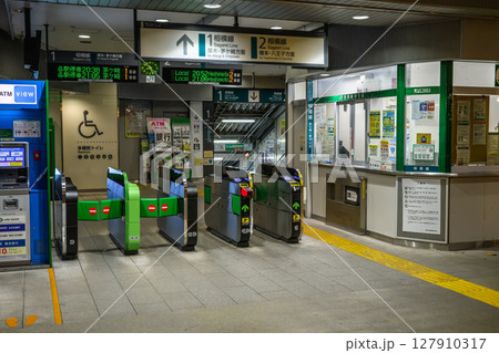 夜のJR海老名駅(改札口) 夜のJR海老名駅(改札口) 127910317