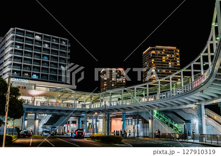 夜の海老名駅(東口) 駅前ロータリー 夜の海老名駅(東口) 駅前ロータリー 127910319