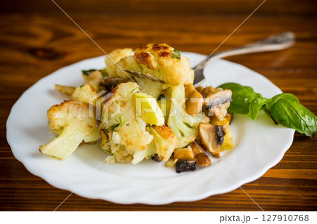 Healthy dinner with vegetables and cauliflower Healthy dinner with vegetables and cauliflower 127910768