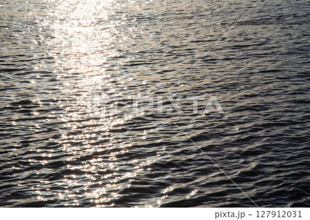 《海の煌めき素材》海面に反射する太陽の光 127912031
