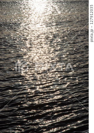 《海の煌めき素材》海面に反射する太陽の光 127912035