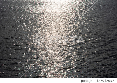 《海の煌めき素材》海面に反射する太陽の光 127912037