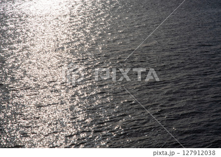 《海の煌めき素材》海面に反射する太陽の光 127912038