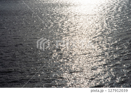 《海の煌めき素材》海面に反射する太陽の光 《海の煌めき素材》海面に反射する太陽の光 127912039