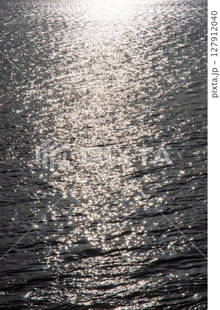 《海の煌めき素材》海面に反射する太陽の光 《海の煌めき素材》海面に反射する太陽の光 127912040