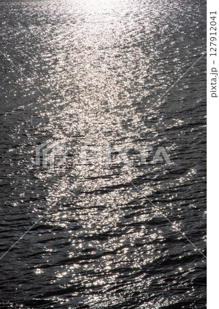 《海の煌めき素材》海面に反射する太陽の光 127912041