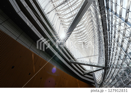 東京国際フォーラムのガラス棟 下から 127912831