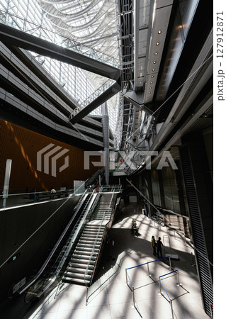 東京国際フォーラムガラス棟の陰影 127912871