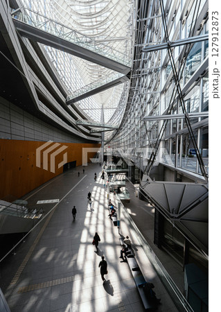 東京国際フォーラムガラス棟の陰影 127912873