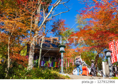 秋の愛知県豊田市　川見四季桜の里の紅葉　瑠璃光山薬師寺 127912966