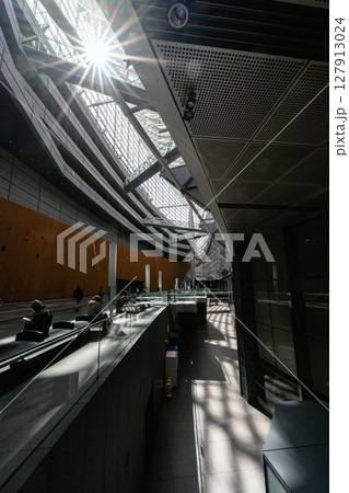 東京国際フォーラムの陰影 127913024