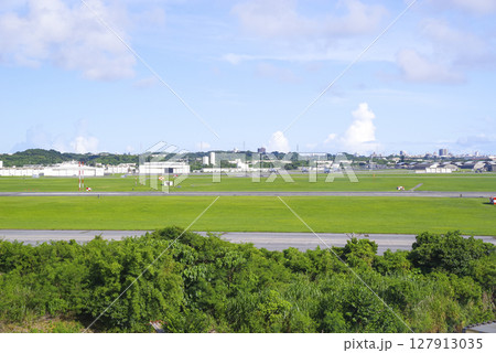 沖縄の在日米軍の嘉手納基地 127913035