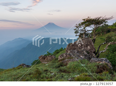 白谷ノ丸から夜明けの富士山 127913057