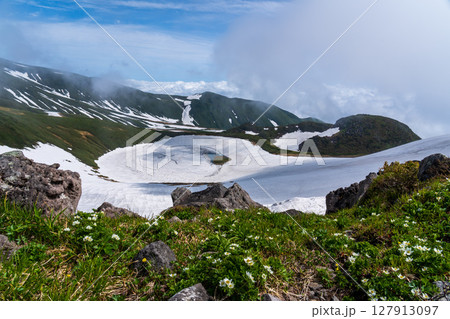 御浜小屋から雪解けの鳥海湖 御浜小屋から雪解けの鳥海湖 127913097