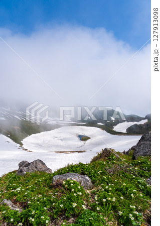 御浜小屋から雪解けの鳥海湖 127913098