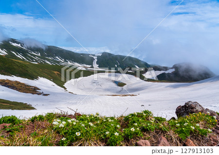 御浜小屋から雪解けの鳥海湖 127913103