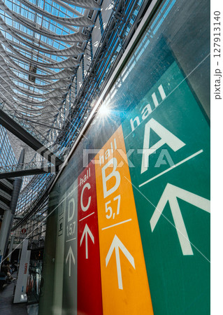 東京国際フォーラムガラス棟のカラフルなホール案内表示板 東京国際フォーラムガラス棟のカラフルなホール案内表示板 127913140
