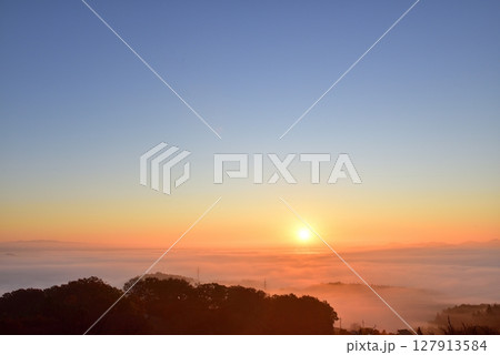 三王山展望台(タワー)からの常陸台地に広がる雲海 三王山展望台(タワー)からの常陸台地に広がる雲海 127913584