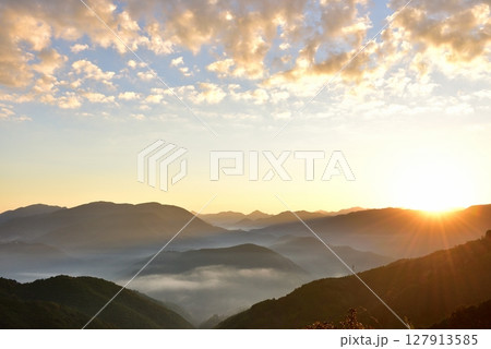 潮見峠からの中辺路(熊野古道)の雲海(霧) 潮見峠からの中辺路(熊野古道)の雲海(霧) 127913585
