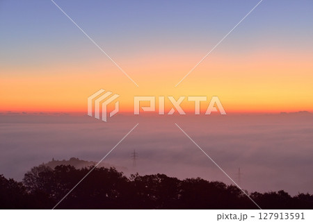 三王山展望台(タワー)からの常陸台地に広がる雲海 三王山展望台(タワー)からの常陸台地に広がる雲海 127913591