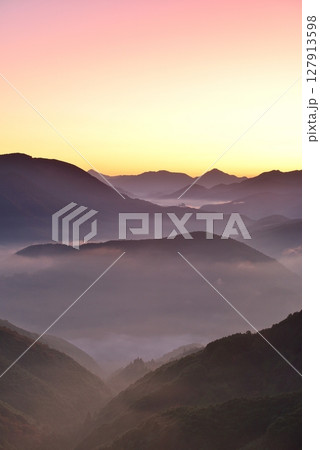 潮見峠からの中辺路(熊野古道)の雲海(霧) 潮見峠からの中辺路(熊野古道)の雲海(霧) 127913598