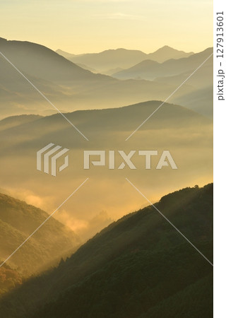 潮見峠からの中辺路(熊野古道)の雲海(霧) 潮見峠からの中辺路(熊野古道)の雲海(霧) 127913601