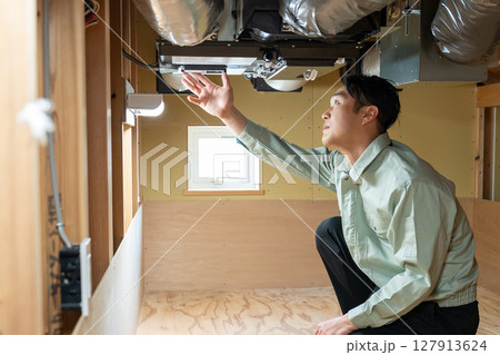 エアコン点検をする作業員 127913624