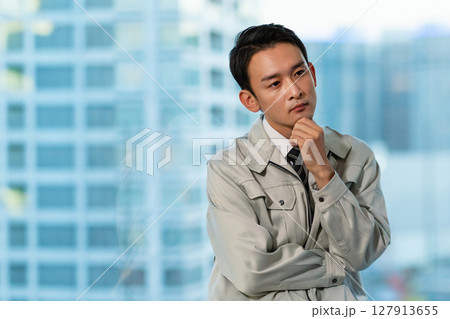 高層ビルの工事現場で働く作業員 127913655