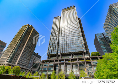 東京　千代田区 丸の内の都市風景　新丸の内ビルディング 127913732