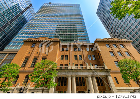 東京　千代田区 丸の内の都市風景　日本工業倶楽部会館・三菱UFJ信託銀行本店ビル 127913742