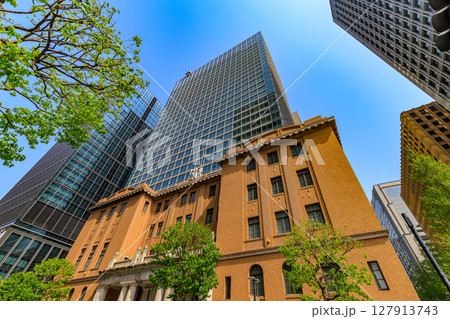 東京　千代田区 丸の内の都市風景　日本工業倶楽部会館・三菱UFJ信託銀行本店ビル 127913743