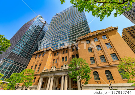 東京　千代田区 丸の内の都市風景　日本工業倶楽部会館・三菱UFJ信託銀行本店ビル 127913744