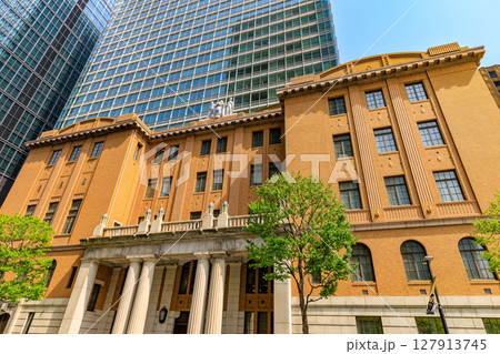 東京　千代田区 丸の内の都市風景　日本工業倶楽部会館・三菱UFJ信託銀行本店ビル 127913745