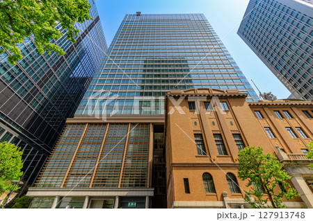 東京　千代田区 丸の内の都市風景　日本工業倶楽部会館・三菱UFJ信託銀行本店ビル 127913748