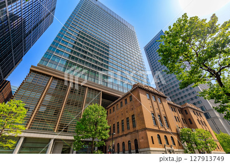 東京　千代田区 丸の内の都市風景　日本工業倶楽部会館・三菱UFJ信託銀行本店ビル 127913749