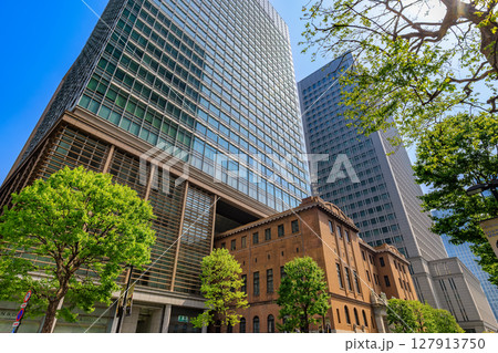 東京 千代田区 丸の内の都市風景 日本工業倶楽部会館・三菱UFJ信託銀行本店ビル 東京 千代田区 丸の内の都市風景 日本工業倶楽部会館・三菱UFJ信託銀行本店ビル 127913750