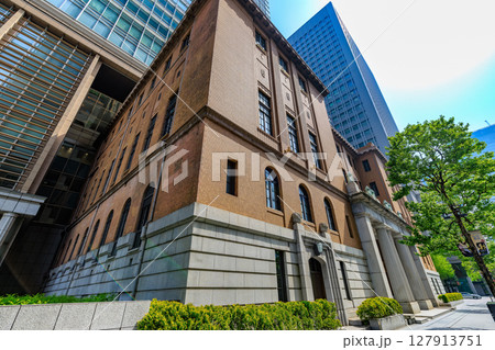 東京　千代田区 丸の内の都市風景　日本工業倶楽部会館・三菱UFJ信託銀行本店ビル 127913751
