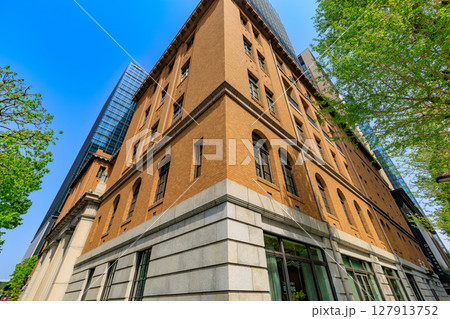 東京　千代田区 丸の内の都市風景　日本工業倶楽部会館・三菱UFJ信託銀行本店ビル 127913752
