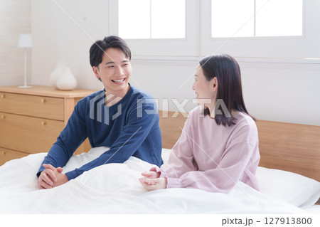 朝起床した夫婦 朝起床した夫婦 127913800