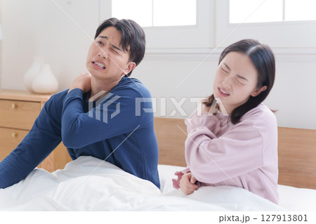 睡眠後も疲労がある夫婦 睡眠後も疲労がある夫婦 127913801