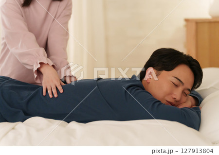 夫にマッサージをする妻 夫にマッサージをする妻 127913804