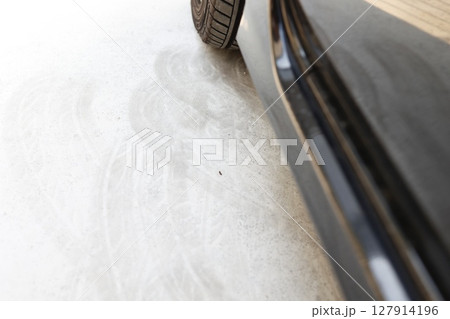駐車場の土間コンクリートに残る車のタイヤ痕 駐車場の土間コンクリートに残る車のタイヤ痕 127914196