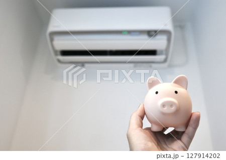エアコンと貯金箱で節約を意識する電気代対策 エアコンと貯金箱で節約を意識する電気代対策 127914202