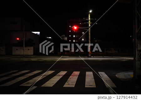 夜の横断歩道と歩行者信号 夜の横断歩道と歩行者信号 127914432